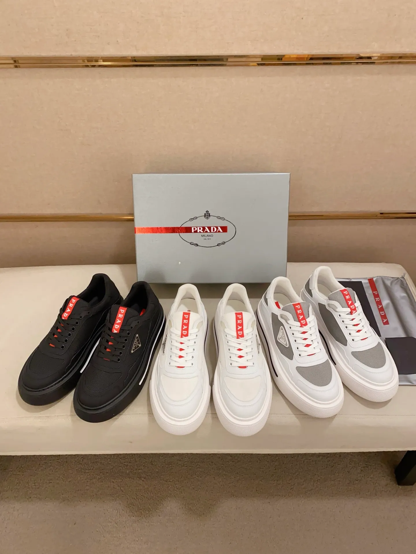 Men's shoes 💰 580💰 ✔️✔️✔️Higher version High-quality new PRADA (Prada) counters are launched simultaneously, new men's shoes, 😘fabrics are selected from breathable fly weave fabrics. Lining: Imported cowhide leather lining. 👍🏿High-end☄️Open-molded non-slip rubber outsole, exquisite lines, simple and elegant, comfortable and high-end for leisure travel. Number of yards: 38 to 44.